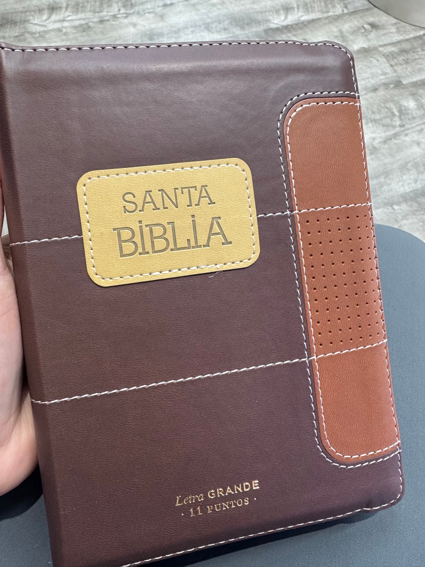 Biblia Marron cuero imitación